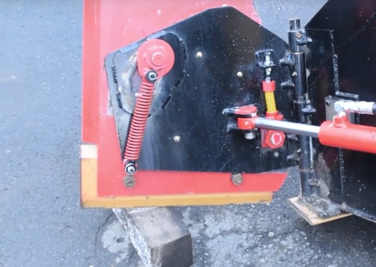 上下に動く機工なので斜面に強く、路面に合わせた作業が可能