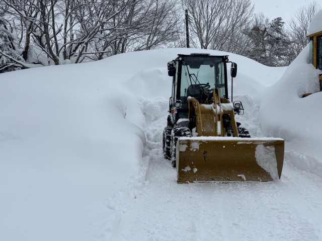 ホイールローダー用バケットの基礎知識と選び方｜除雪や積込に最適なアタッチメントとは