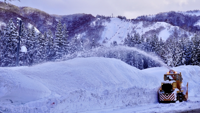 ホイールローダーは除雪車として活用できる？｜雪国の現場で選ばれる理由と導入メリット
