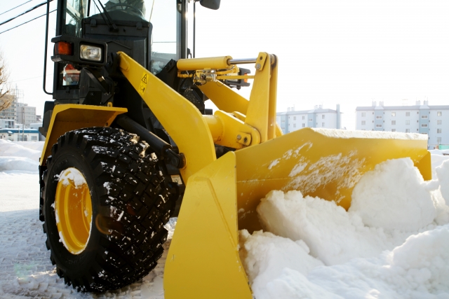 ホイールローダーの可能性を広げるアタッチメント活用術｜除雪・積込・整地まで多彩に対応